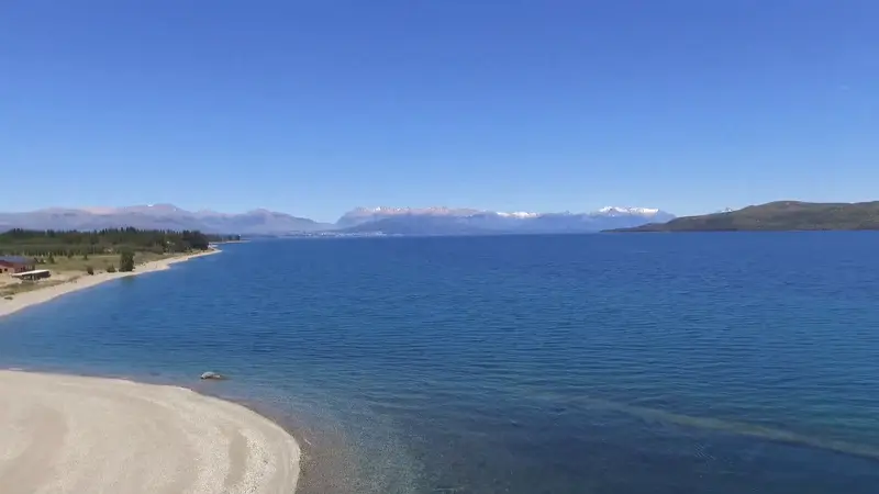 El lago Nahuel Huapi con la cordillera nevada en el horizonte, desde el aire