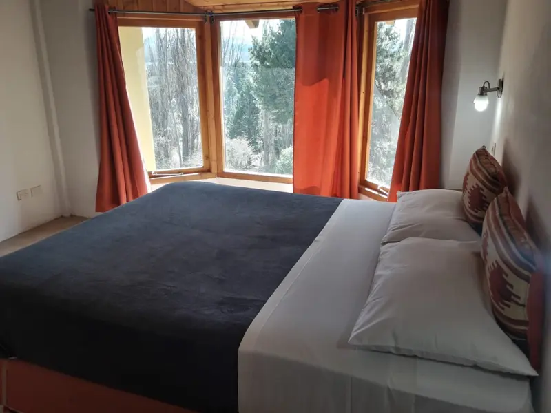 Dormitorio con ventanal al parque