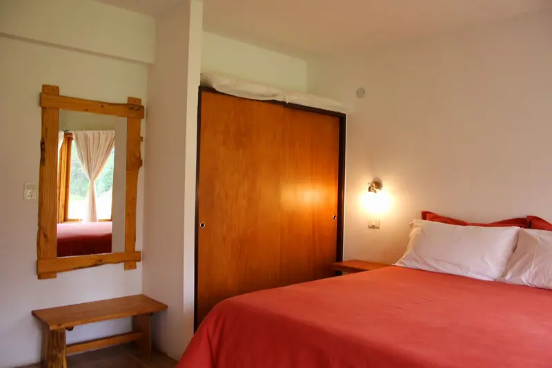 Dormitorio con placard y espejo