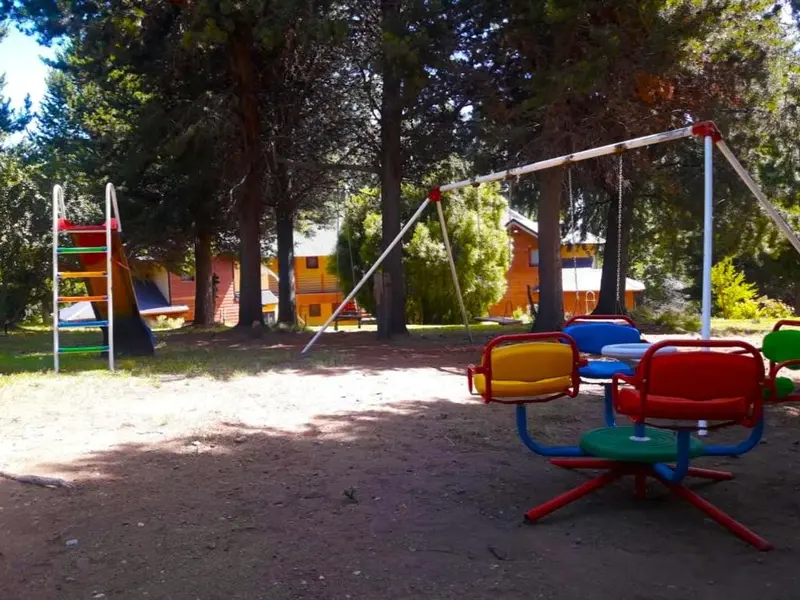 Los juegos para chicos, entre los pinos