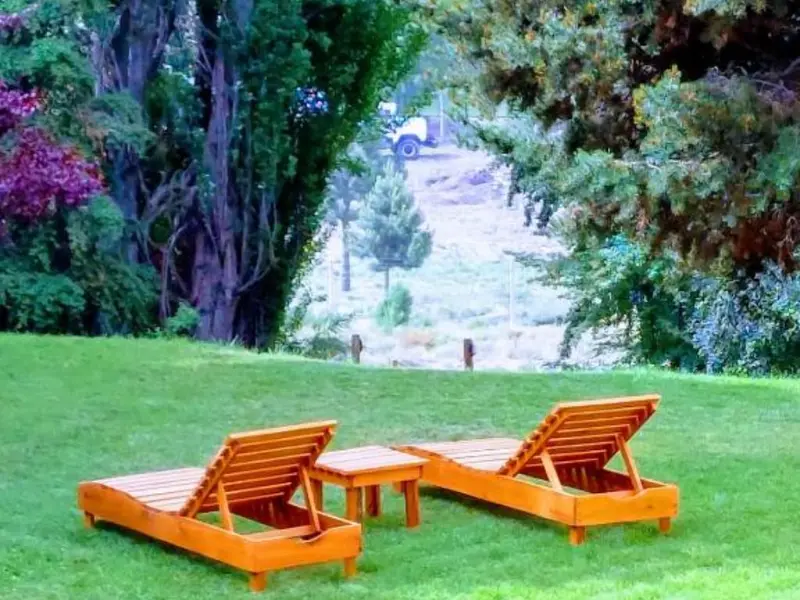 Reposeras en el parque, al sol de la tarde