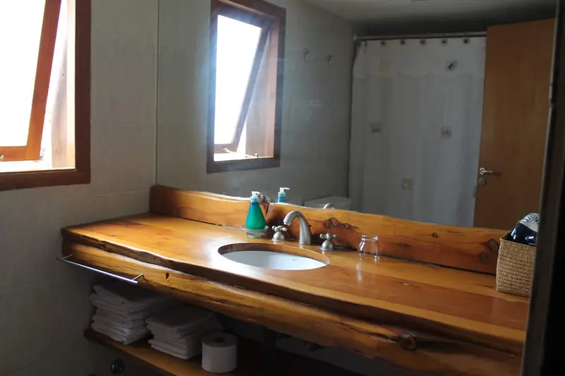 Baño con mesada de madera